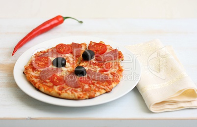 Pizza arrabiata mit Salami