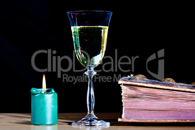 Buch Weinglas und Kerze liegen auf dem Tisch