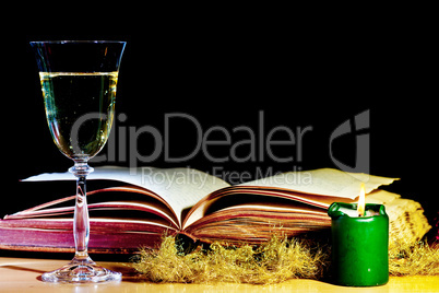 Buch Weinglas und Kerze liegen auf dem Tisch