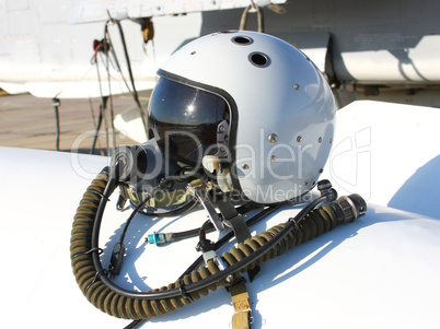Protective helmet of the pilot