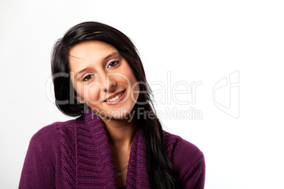 lächelnde Frau in einem lila Pullover