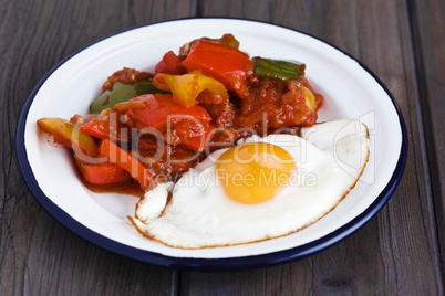 Spiegelei mit Paprikagemüse - Fried egg with pepper vegetables