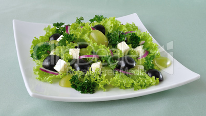 Salad of lettuce with cheese and grapes