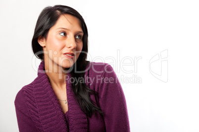 lächelnde Frau in einem lila Pullover