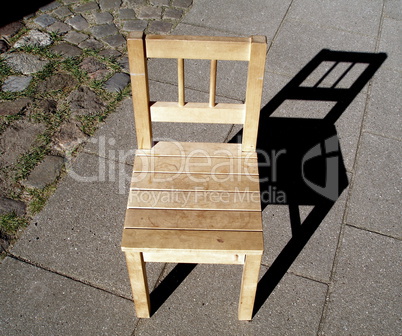 Der Stuhl und sein Schatten