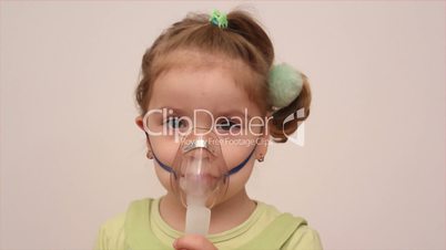 child with inhalation mask