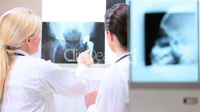 Ärzte mit dem Röntgenbild