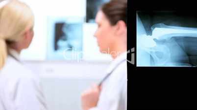 Ärzte mit dem Röntgenbild
