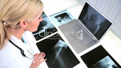 Ärztin mit dem Röntgenbild