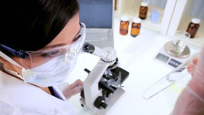 Wissenschaftlerin im Labor