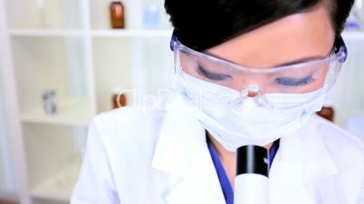 Wissenschaftlerin im Labor
