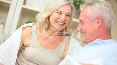 Seniorenpaar im Gespräch