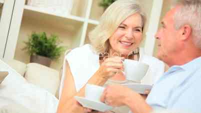 Seniorenpaar trinkt Kaffee