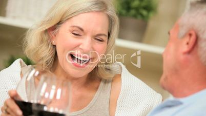 Seniorenpaar trinkt Wein