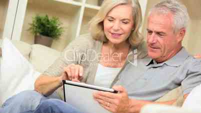 Seniorenpaar mit dem Tablet