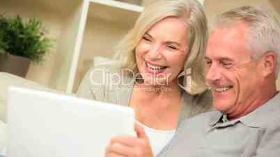 Seniorenpaar mit dem Laptop