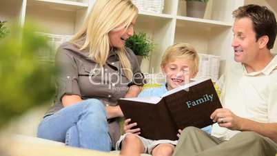 Familie mit dem Buch