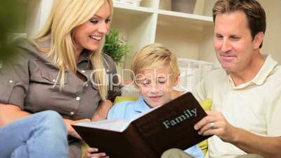 Familie mit dem Buch