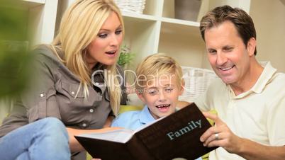 Familie mit dem Buch