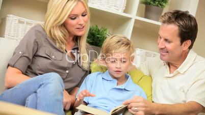 Familie mit dem Buch