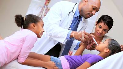 Arzt untesucht ein Kind