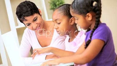 Mutter und Töchter mit dem Laptop