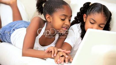 Mädchen mit dem Laptop