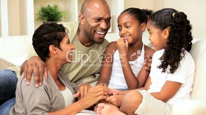 Familie auf der Couch