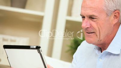 Älterer Mann mit dem Tablet