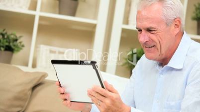 Älterer Mann mit dem Tablet
