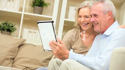 Seniorenpaar mit dem Tablet