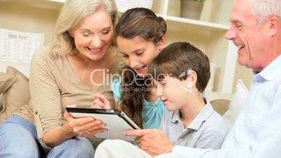 Großeltern und Enkeln mit dem Tablet