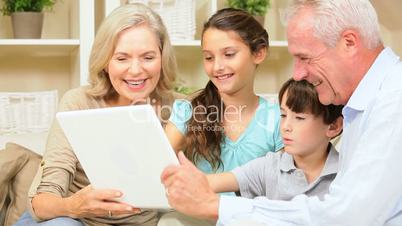 Großeltern und Enkeln mit dem Laptop