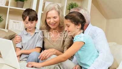 Großeltern und Enkeln mit dem Laptop