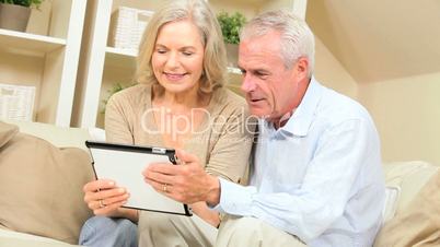 Großeltern und Enkeln mit dem Tablet