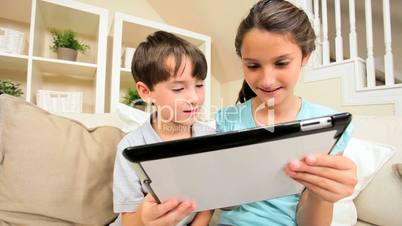 Kinder mit dem Tablet