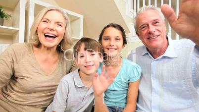 Großeltern und Enkeln auf der Couch