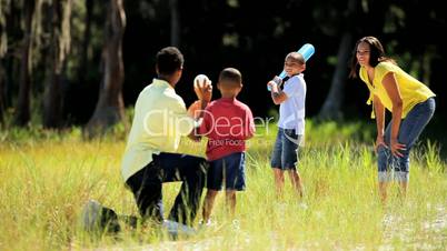 Familie spielt im Park