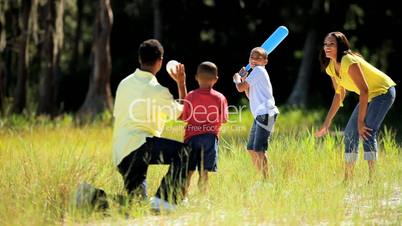 Familie spielt Baseball im Park