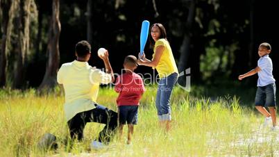 Familie spielt Baseball im Park
