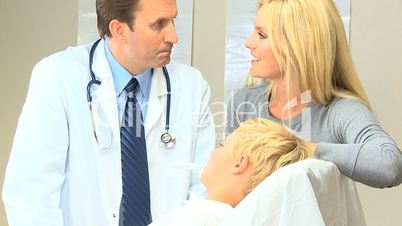 Arzt untersucht einen Jungen