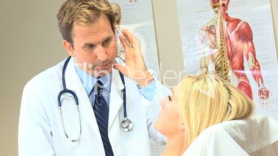 Arzt untersucht eine Frau