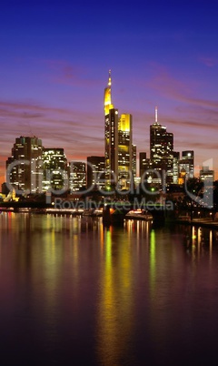 Frankfurt Skyline Hochhäuser am Abend