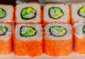 Sushi Rollen mit rotem Kaviar und Gemüse