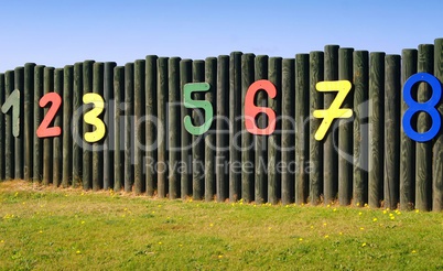 Bunte Zahlen an einem Zaun