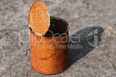 Rusty can