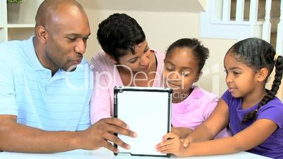 Familie mit dem Tablet