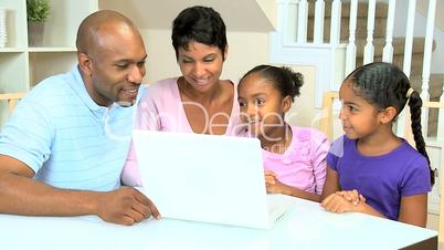 Familie mit dem Laptop