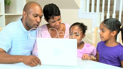 Familie mit dem Laptop