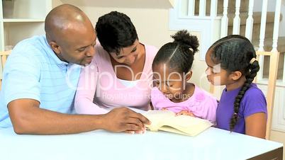 Familie mit dem Buch